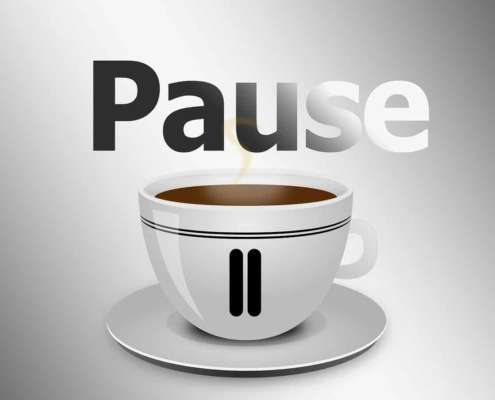 coffee cup with Pause written above it, and the pause symbol of 2 vertical parallel lines on the mug